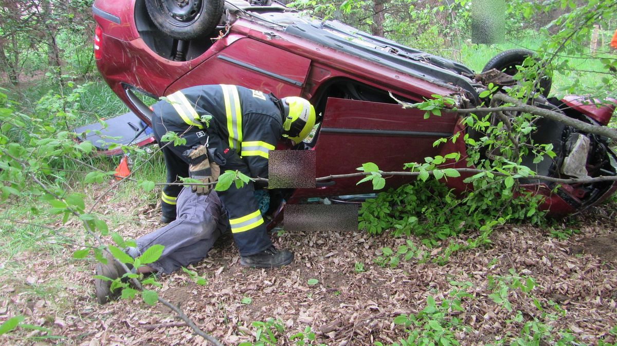 Auto po nehodě skončilo v lese. Řidiče v bezvědomí zachránili sportovci